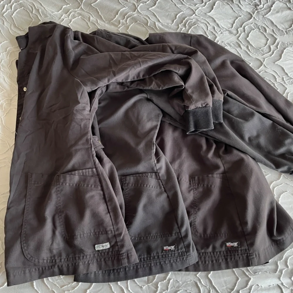 🚨SOLD🚨🎉HOST PICK🎉Greys Anatomy Black Warm-up Scrub Jacket - Picture 6 of 6